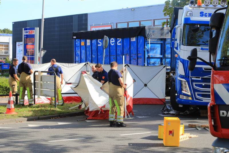 Afslaande vrachtwagen rijdt over fietsster