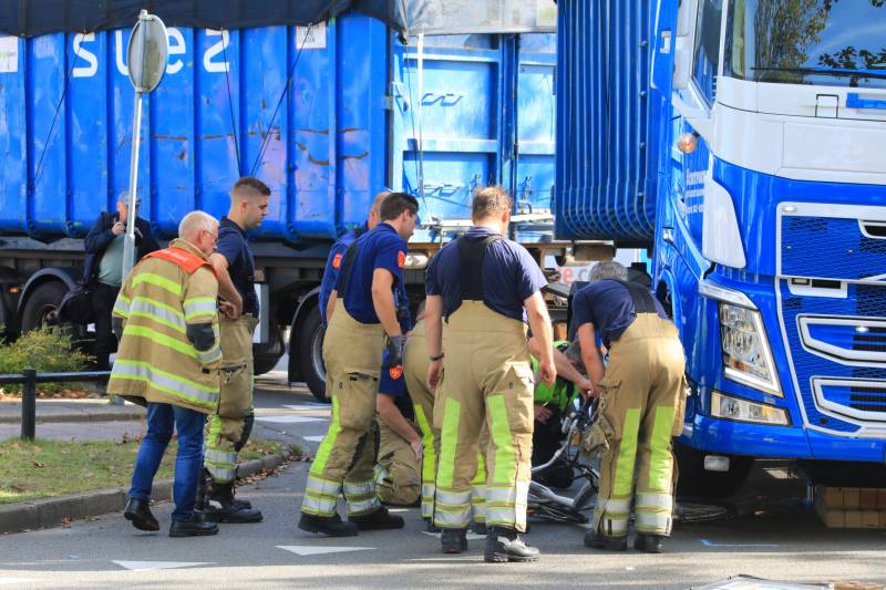 Afslaande vrachtwagen rijdt over fietsster