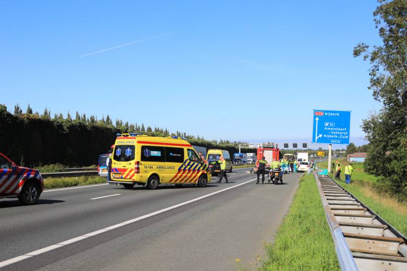 Snelweg dicht door aanrijding met meerdere voertuigen