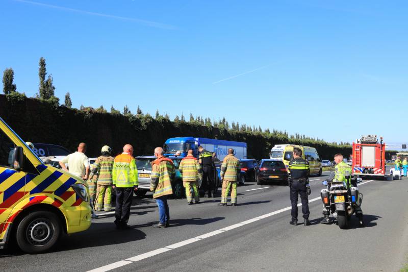 Snelweg dicht door aanrijding met meerdere voertuigen