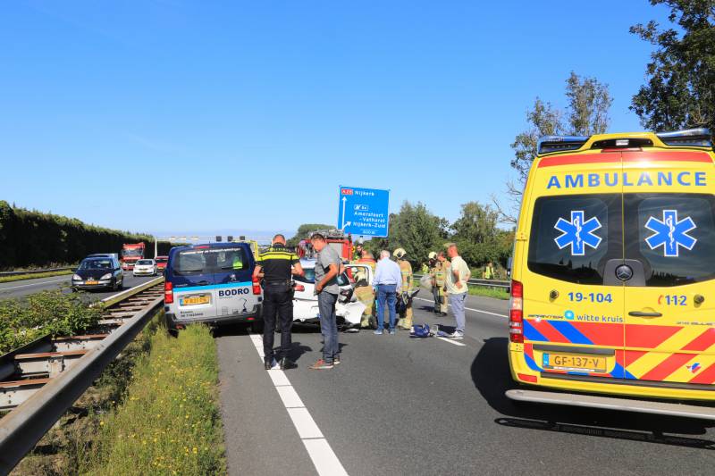 Snelweg dicht door aanrijding met meerdere voertuigen