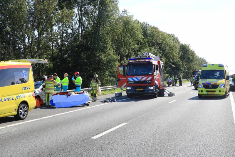 Snelweg dicht door aanrijding met meerdere voertuigen