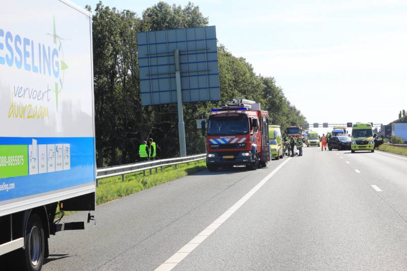 Snelweg dicht door aanrijding met meerdere voertuigen