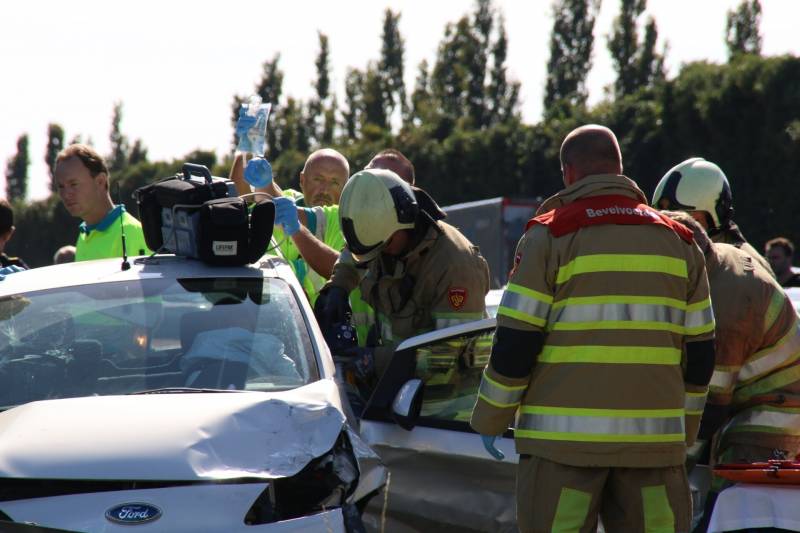 Snelweg dicht door aanrijding met meerdere voertuigen