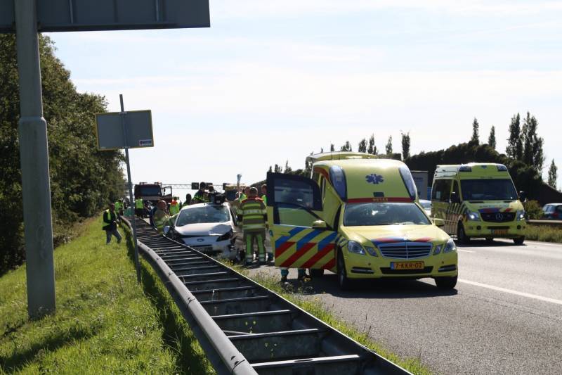 Snelweg dicht door aanrijding met meerdere voertuigen