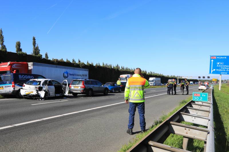 Snelweg dicht door aanrijding met meerdere voertuigen