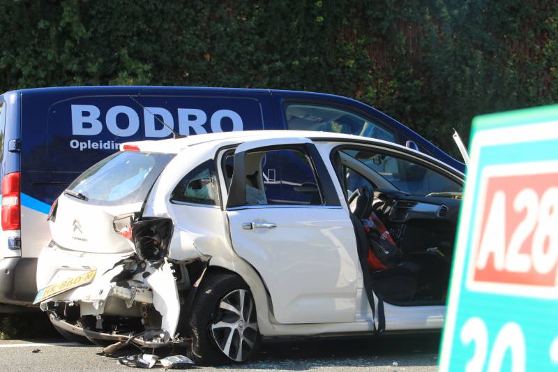 Snelweg dicht door aanrijding met meerdere voertuigen