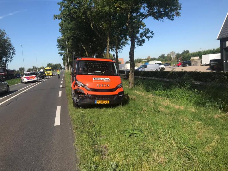 Weg afgesloten na flinke botsing