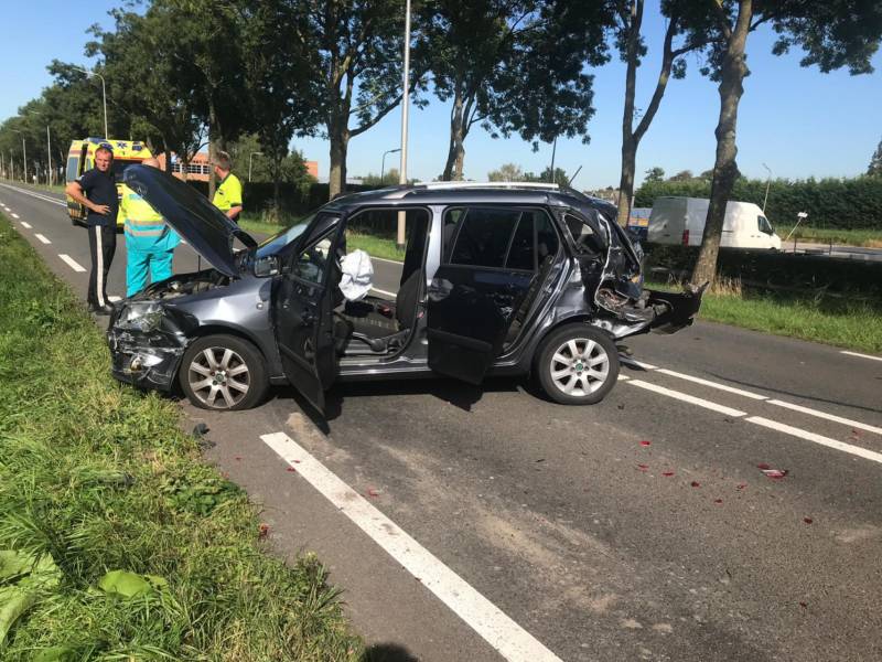 Weg afgesloten na flinke botsing