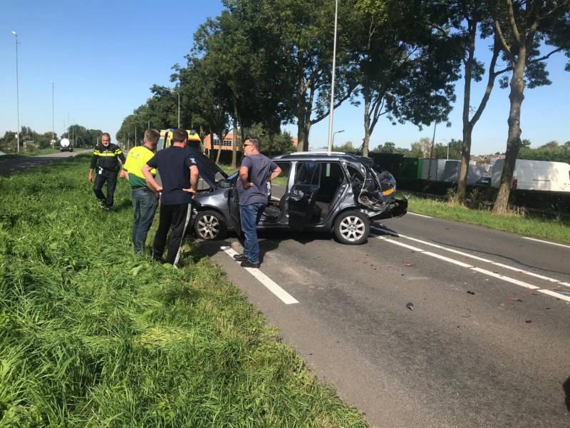 Weg afgesloten na flinke botsing