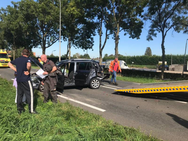 Weg afgesloten na flinke botsing