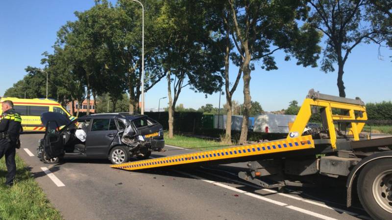 Weg afgesloten na flinke botsing