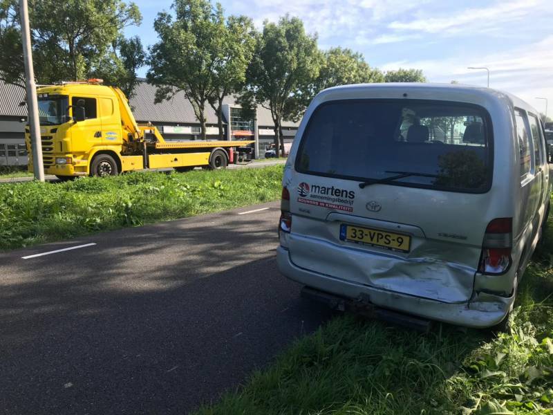 Weg afgesloten na flinke botsing