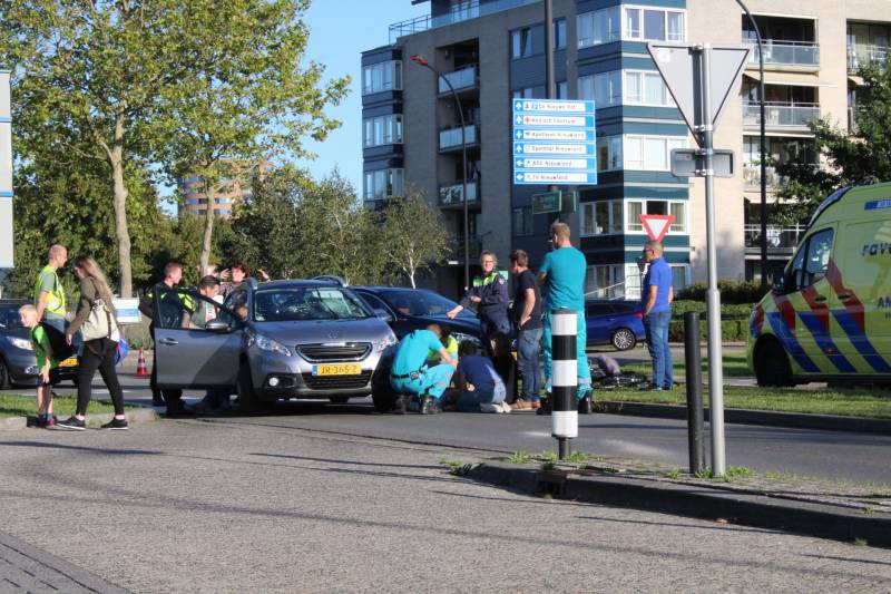 Overstekende fietser geschept door auto