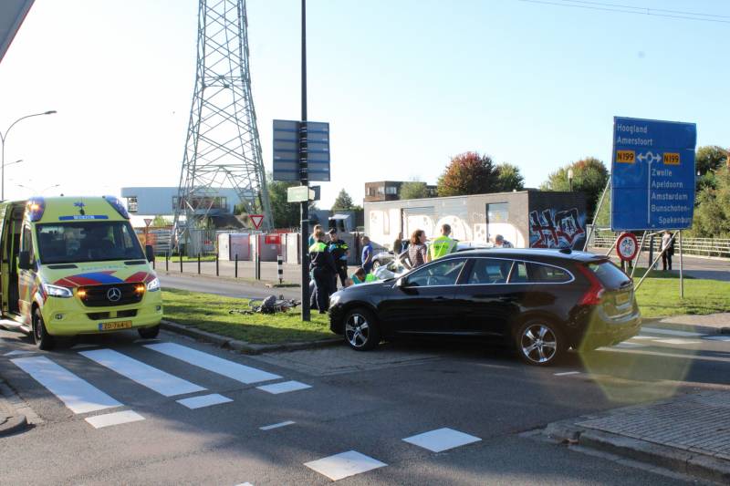 Overstekende fietser geschept door auto