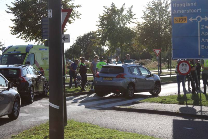 Overstekende fietser geschept door auto