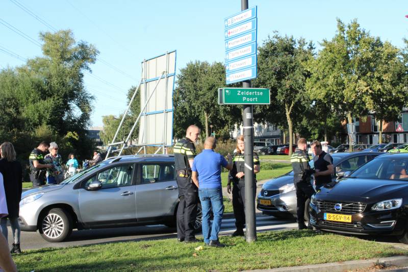 Overstekende fietser geschept door auto