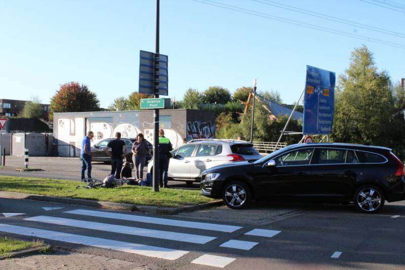 Overstekende fietser geschept door auto