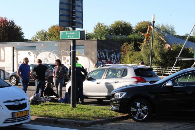 Overstekende fietser geschept door auto