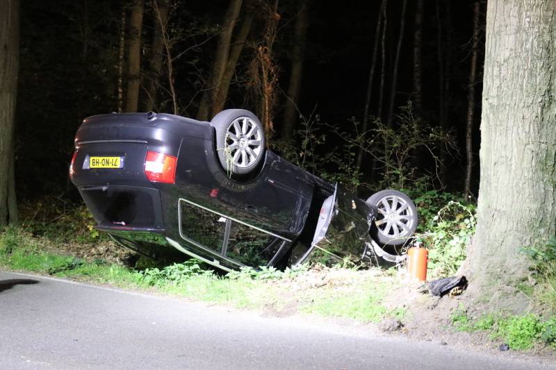 Update: #Scherpenzeel Bestuurder (21) aangehouden bij eenzijdig ongeval Oud Willaer Scherpenzeel.