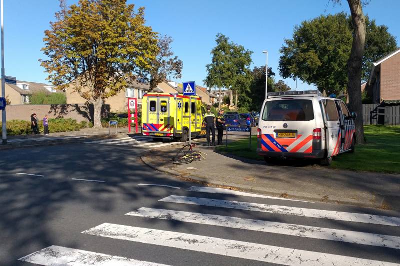 Racefiets flink beschadigd na aanrijding met auto