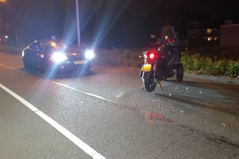 Motorrijder gaat onderuit bij slippartij