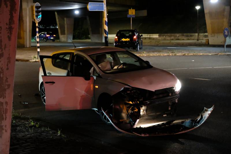 Auto belandt te water na aanrijding, een aanhouding