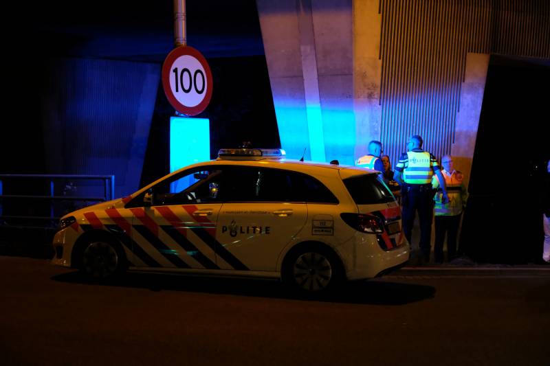 Auto belandt te water na aanrijding, een aanhouding