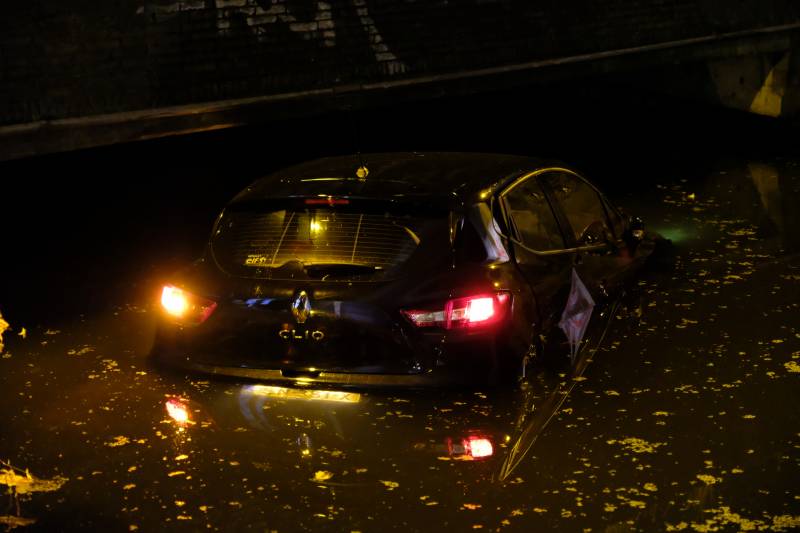 Auto belandt te water na aanrijding, een aanhouding
