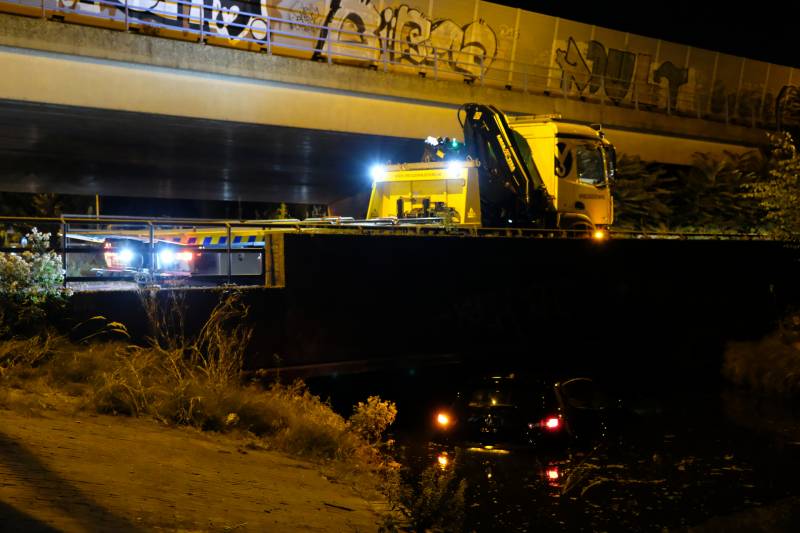 Auto belandt te water na aanrijding, een aanhouding