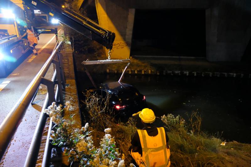 Auto belandt te water na aanrijding, een aanhouding