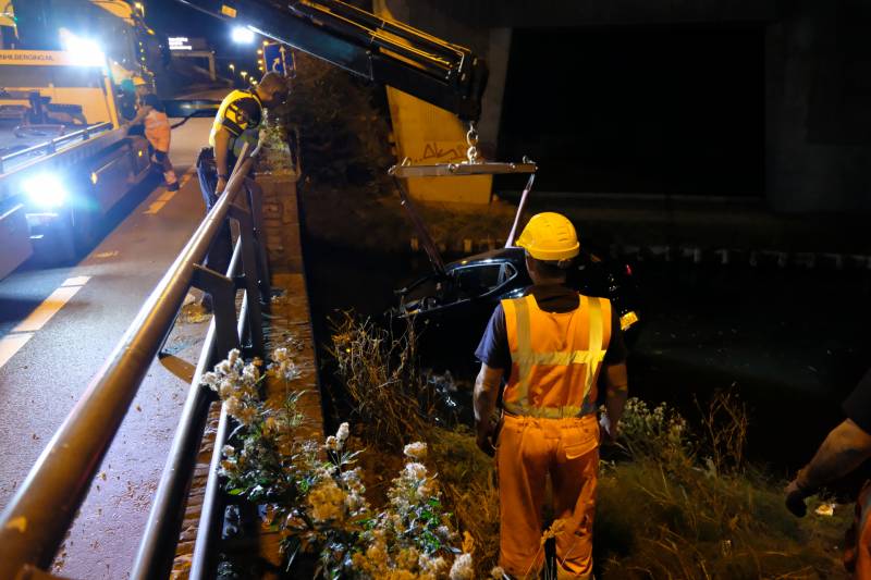 Auto belandt te water na aanrijding, een aanhouding