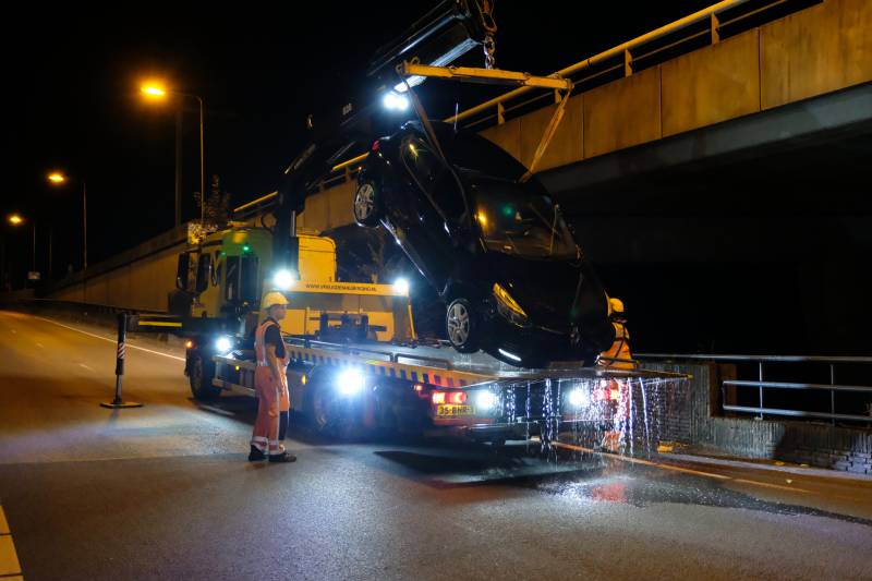 Auto belandt te water na aanrijding, een aanhouding