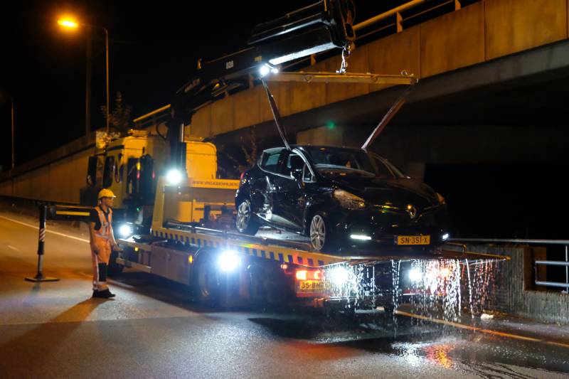 Auto belandt te water na aanrijding, een aanhouding