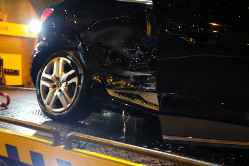 Auto belandt te water na aanrijding, een aanhouding