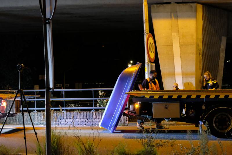 Auto belandt te water na aanrijding, een aanhouding