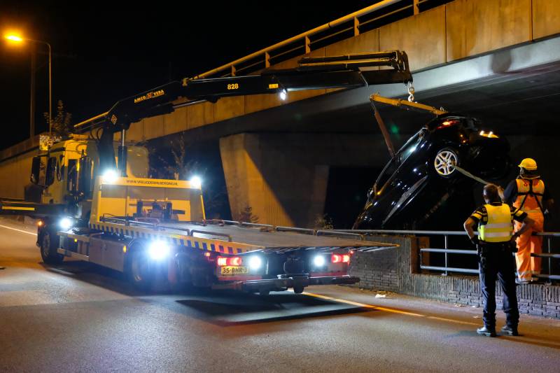 Auto belandt te water na aanrijding, een aanhouding