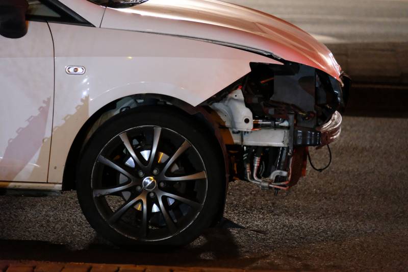 Auto belandt te water na aanrijding, een aanhouding