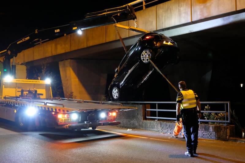 Auto belandt te water na aanrijding, een aanhouding
