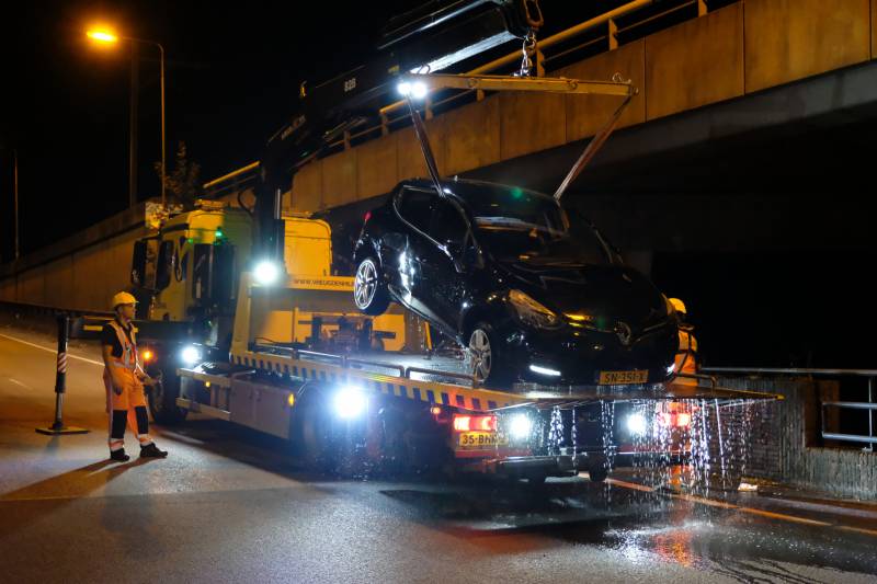 Auto belandt te water na aanrijding, een aanhouding