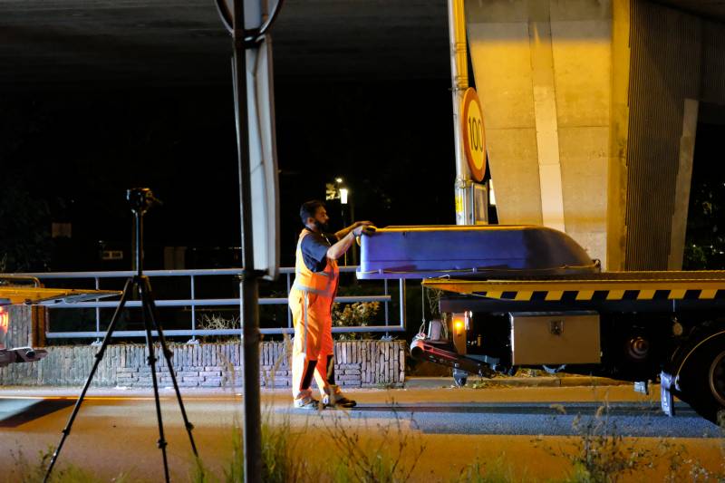Auto belandt te water na aanrijding, een aanhouding
