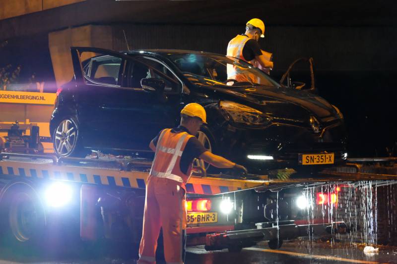 Auto belandt te water na aanrijding, een aanhouding