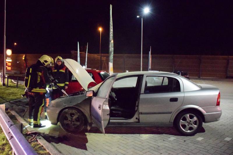 Omstanders blussen brandende auto