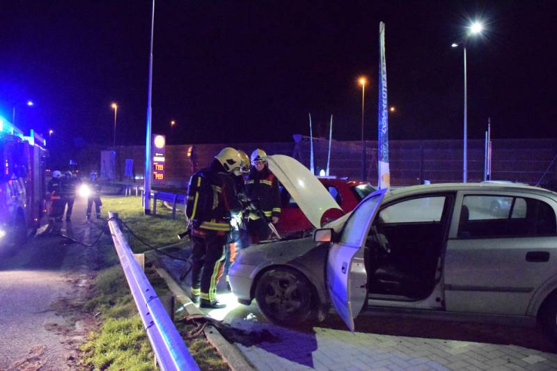 Omstanders blussen brandende auto