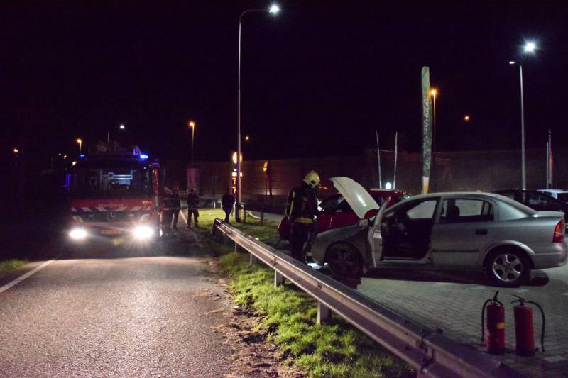 Omstanders blussen brandende auto