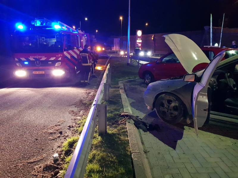 Omstanders blussen brandende auto