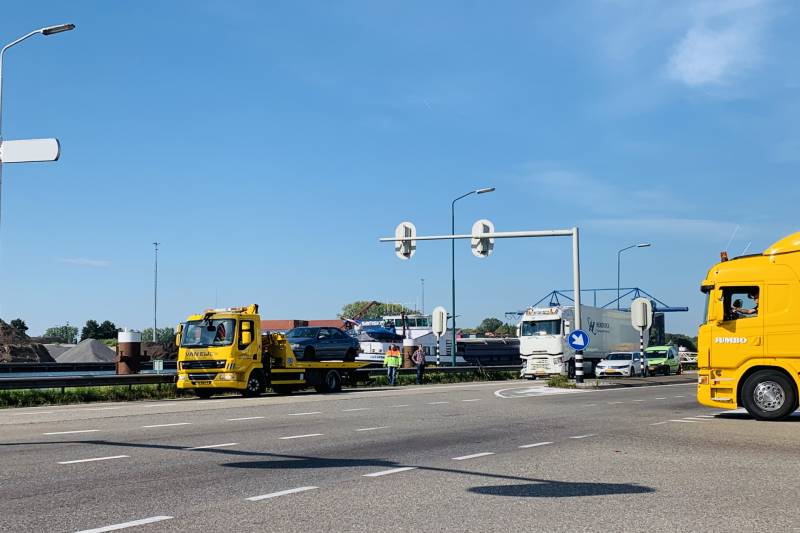 Vrachtwagen botst op auto bij stoplicht