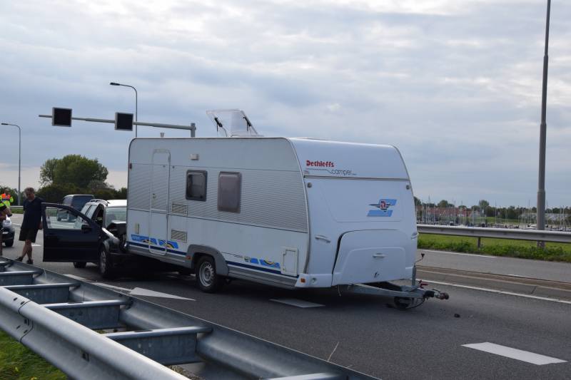 Auto botst op caravan, en breekt los
