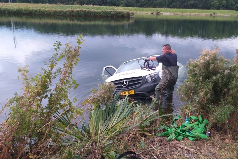 Bedrijfsbus glijdt water in
