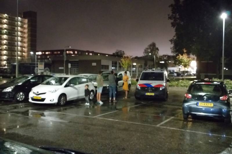 Hond aantal uren opgesloten in bestelbus